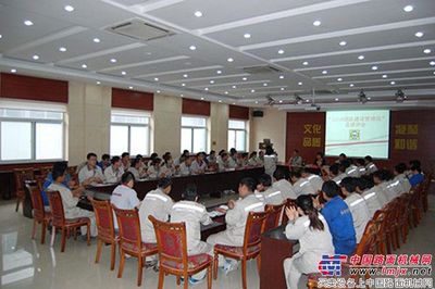 恒特重工召開“12116團(tuán)隊建設(shè)管理法”4月份講評會