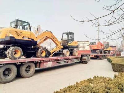 恒特挖掘機(jī)慶祝新一輪交付 15臺微型挖掘機(jī)順利抵達(dá)客戶手中